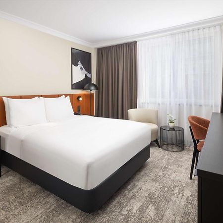Hilton Duesseldorf Hotel Exterior photo A room at the hotel