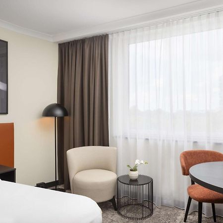 Hilton Duesseldorf Hotel Exterior photo A room at the hotel