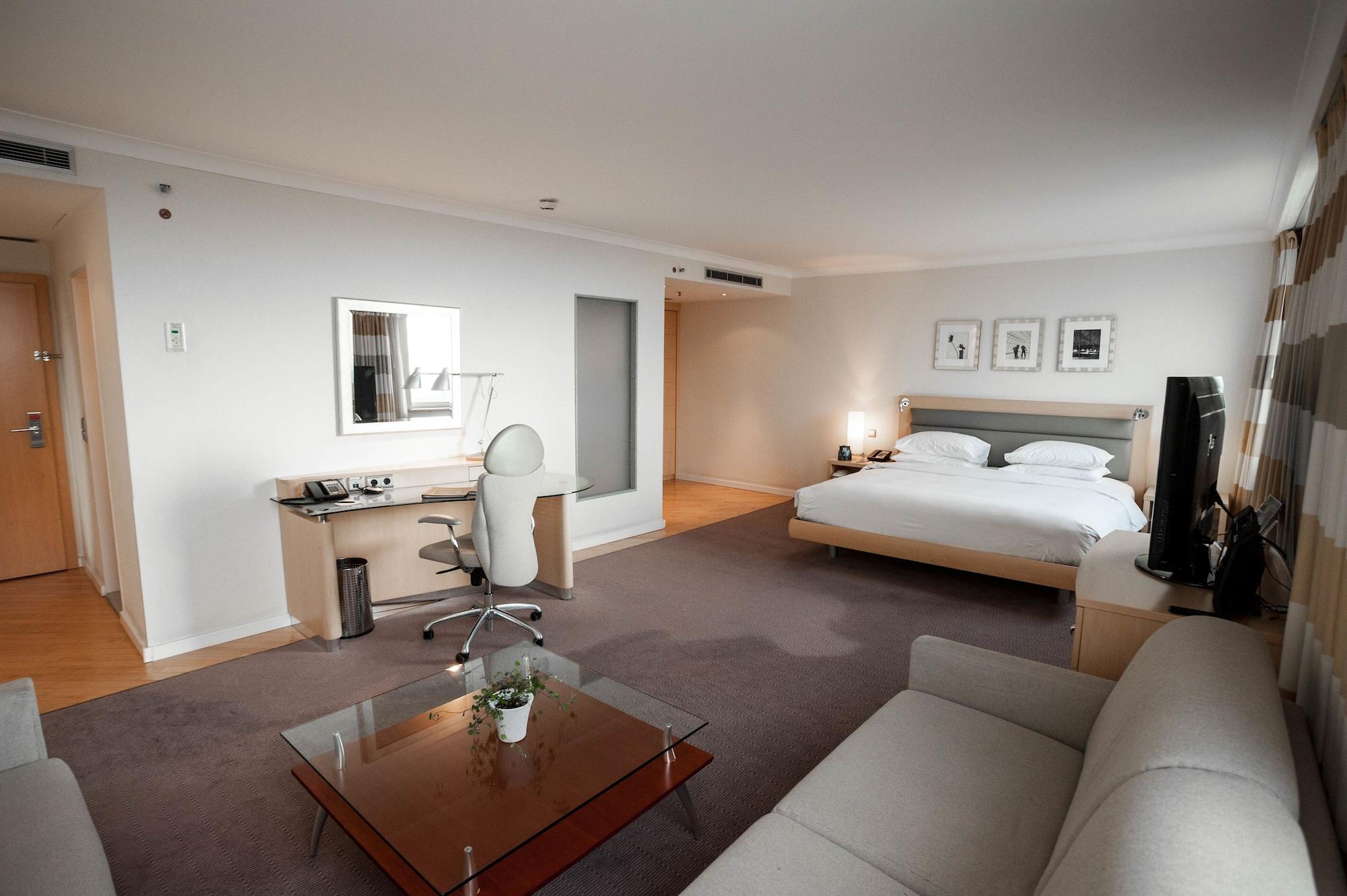 Hilton Duesseldorf Hotel Exterior photo A suite at the InterContinental Wien