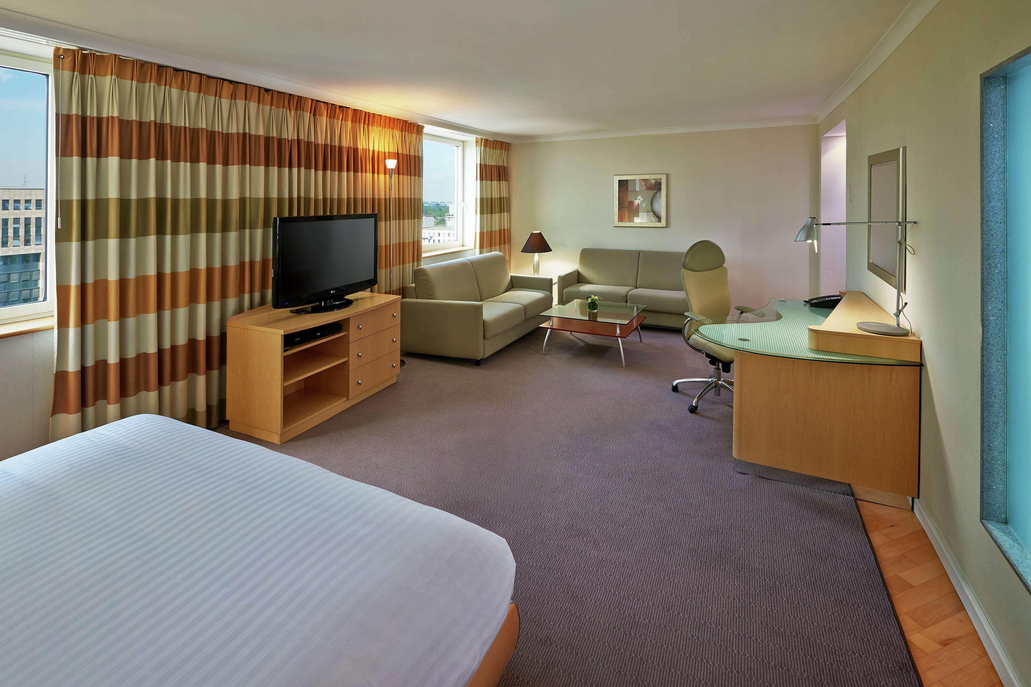 Hilton Duesseldorf Hotel Exterior photo A typical hotel room