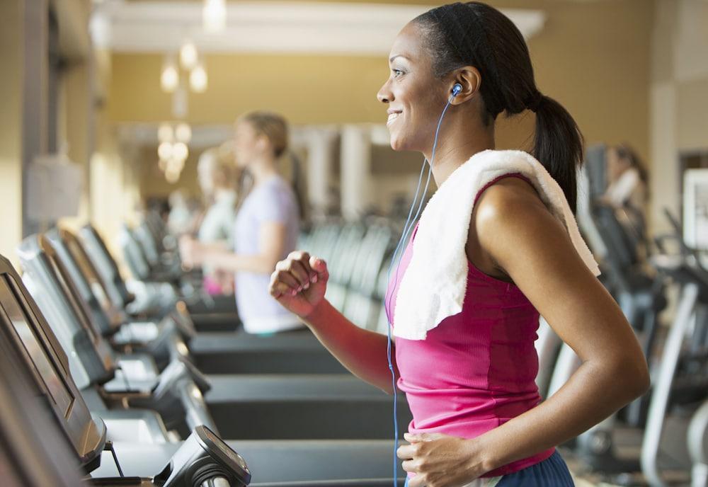 Hilton Duesseldorf Hotel Exterior photo A woman exercising on a treadmill