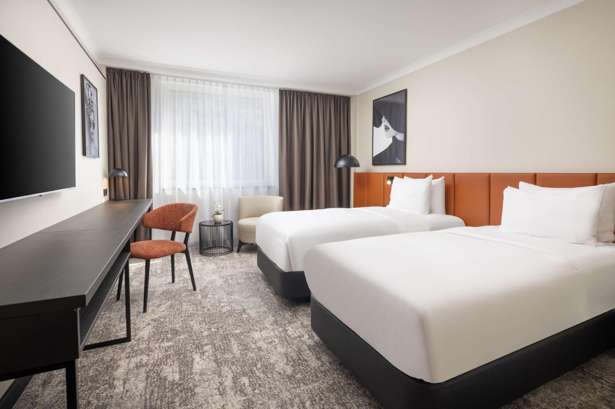 Hilton Duesseldorf Hotel Exterior photo A room at the hotel