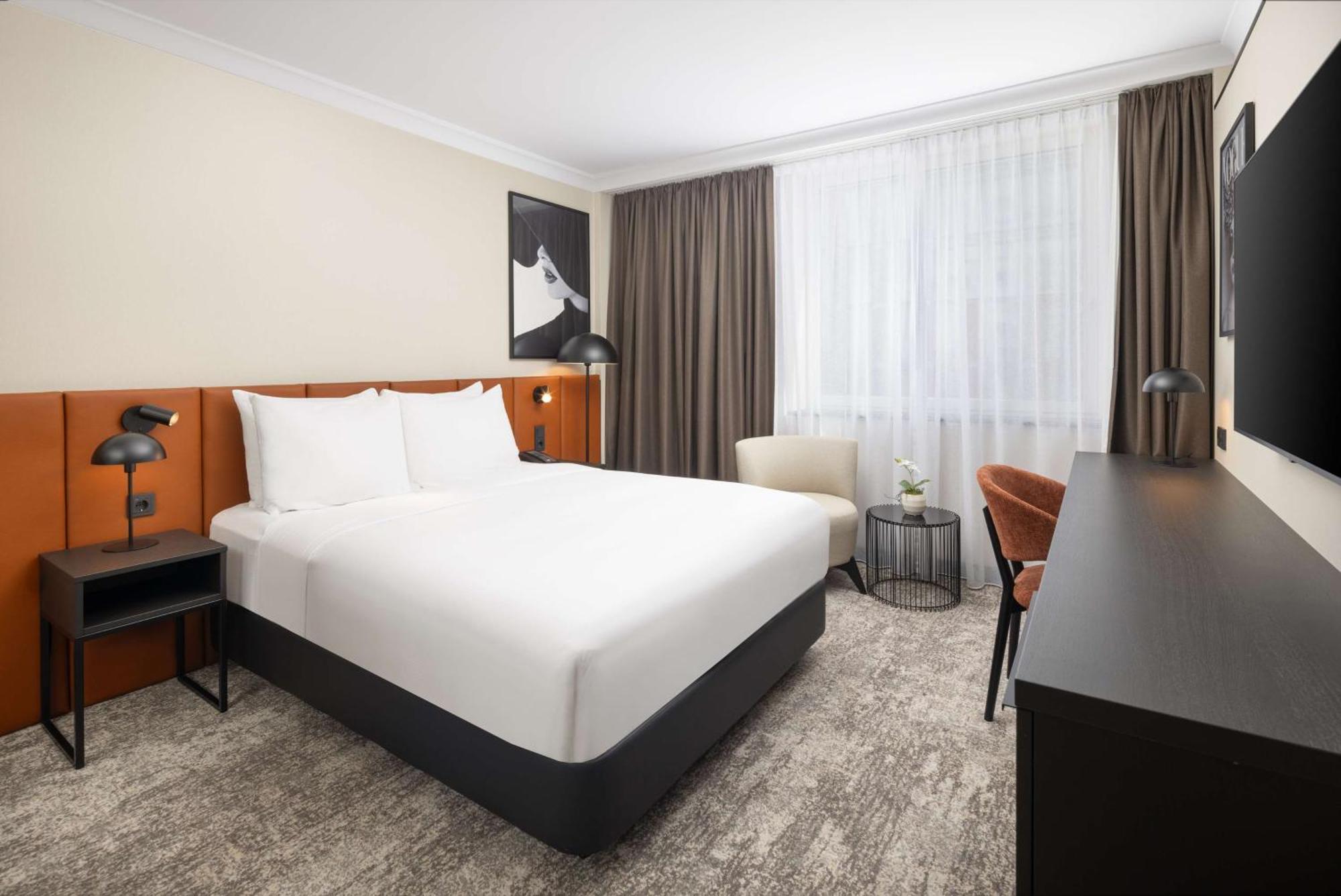 Hilton Duesseldorf Hotel Exterior photo A room at the hotel