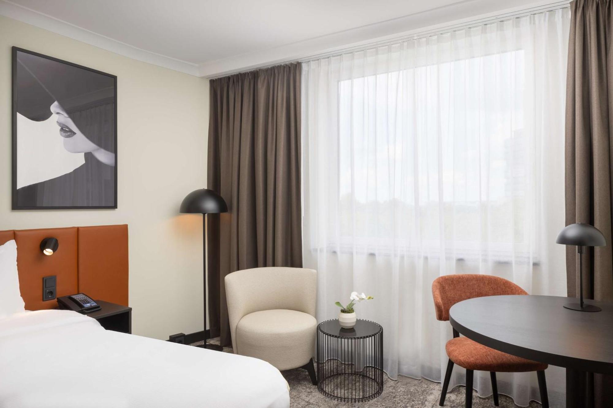 Hilton Duesseldorf Hotel Exterior photo A room at the hotel