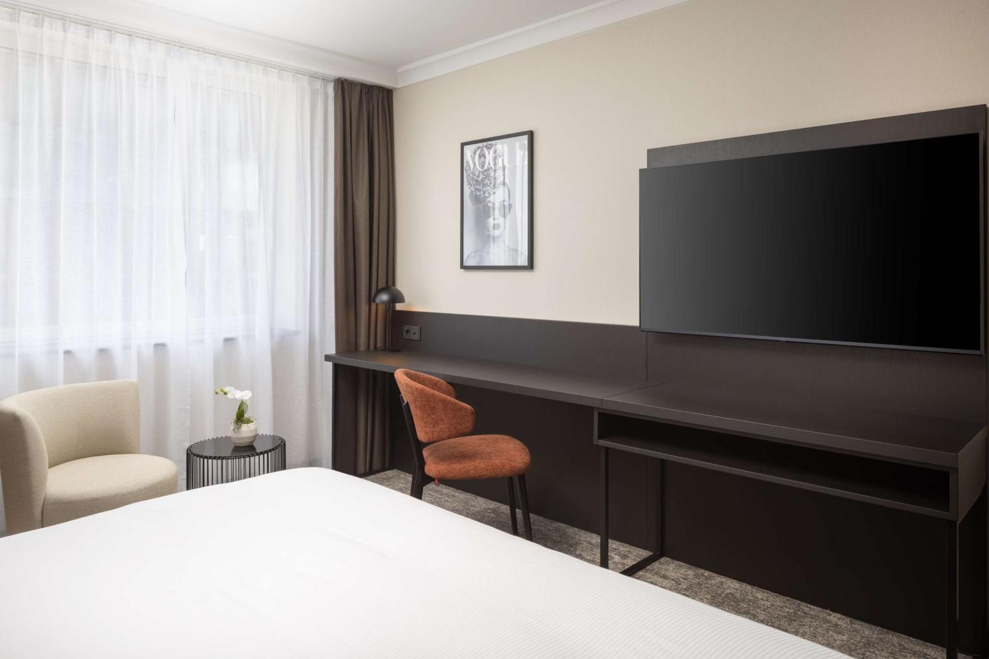 Hilton Duesseldorf Hotel Exterior photo A room at the hotel