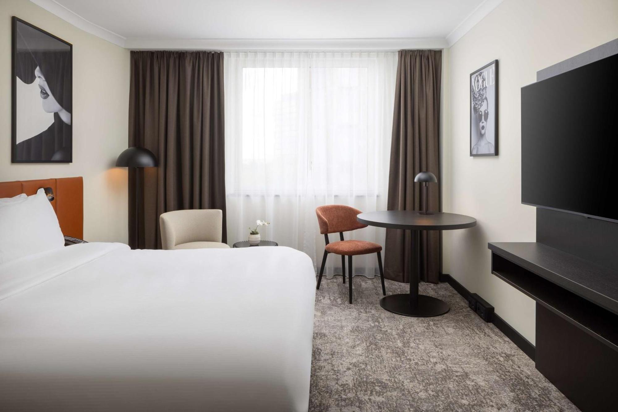 Hilton Duesseldorf Hotel Exterior photo A room at the hotel