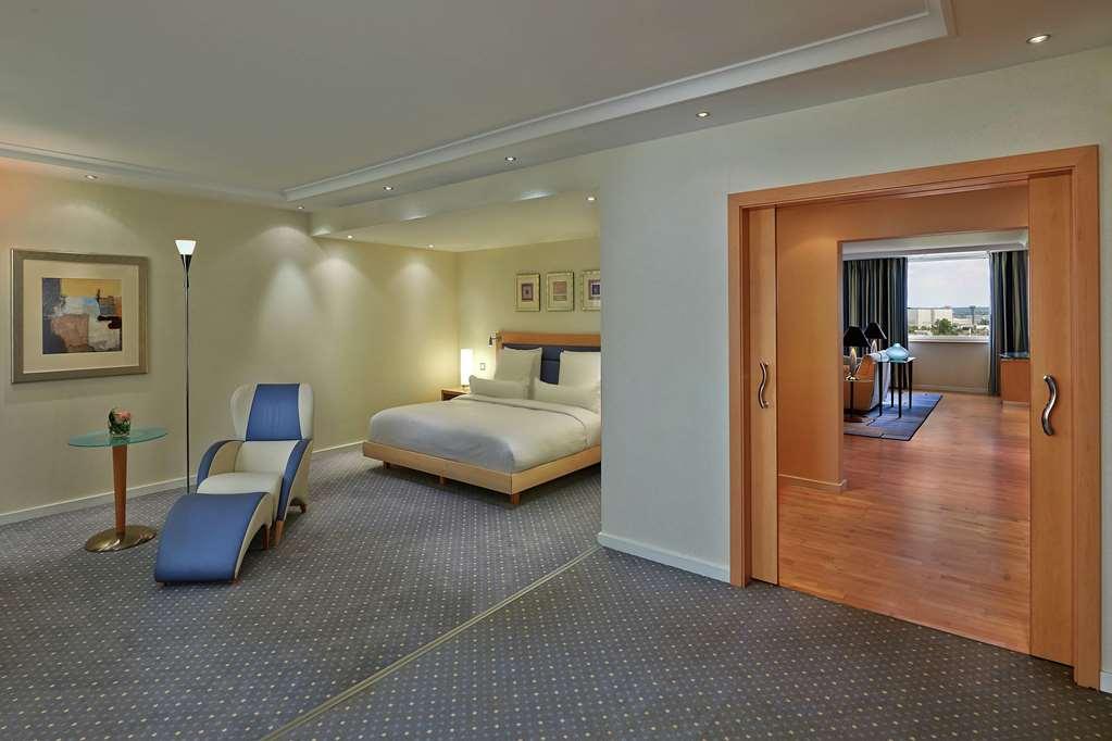 Hilton Duesseldorf Hotel Room photo Suite
