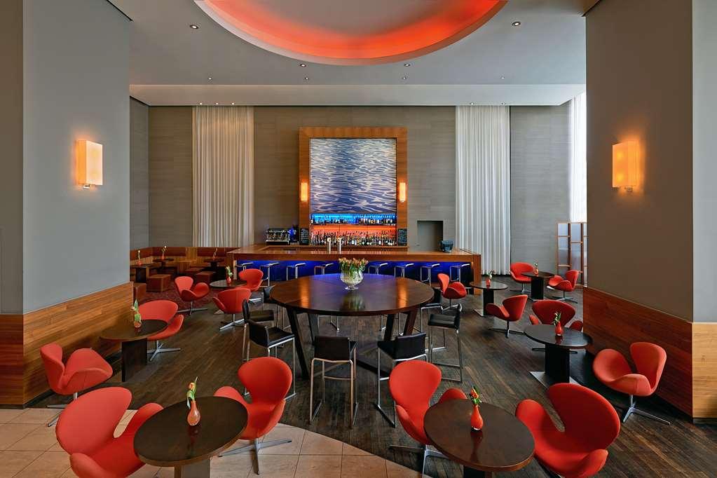 Hilton Duesseldorf Hotel Restaurant photo The bar at the 101 bar