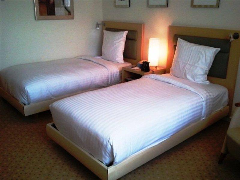 Hilton Duesseldorf Hotel Exterior photo Two single beds